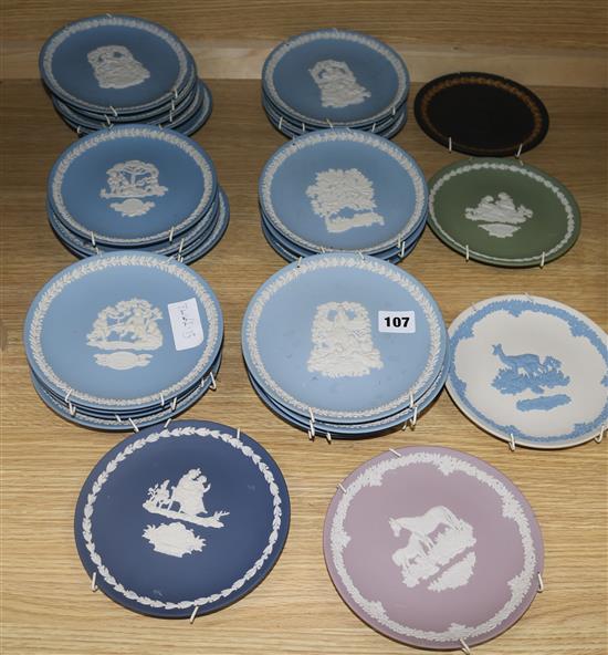 A collection of thirty Wedgwood mothers day plates